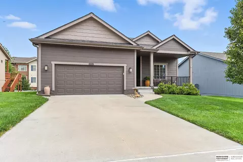 6626 Michael Cir, Papillion, NE 68133