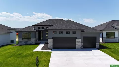 5502 N 212th St, Elkhorn, NE 68022