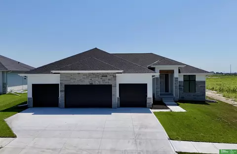 5705 N 197th St, Elkhorn, NE 68022