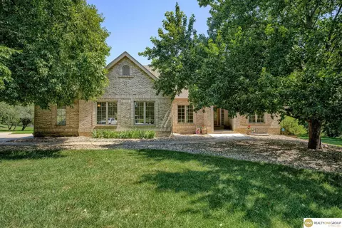 16498 Cinnamon Dr, Omaha, NE 68136