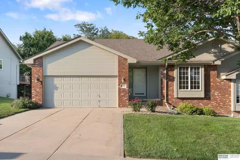 4920 Lakeside Dr, Papillion, NE 68133