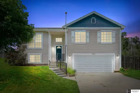 21002 Paradise Dr, Gretna, NE 68028
