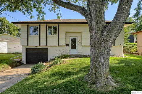 7605 Valley Rd, La Vista, NE 68128