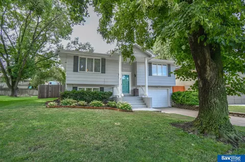 7401 Greenwood Ct, Lincoln, NE 68507