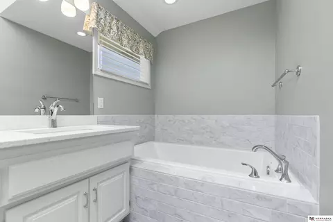 Bath - 12941 Eagle Run Dr, Omaha, NE 68164 photo 3 of 11
