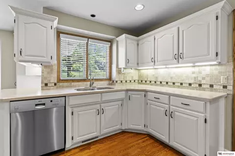 Kitchen - 12941 Eagle Run Dr, Omaha, NE 68164 photo 5 of 6