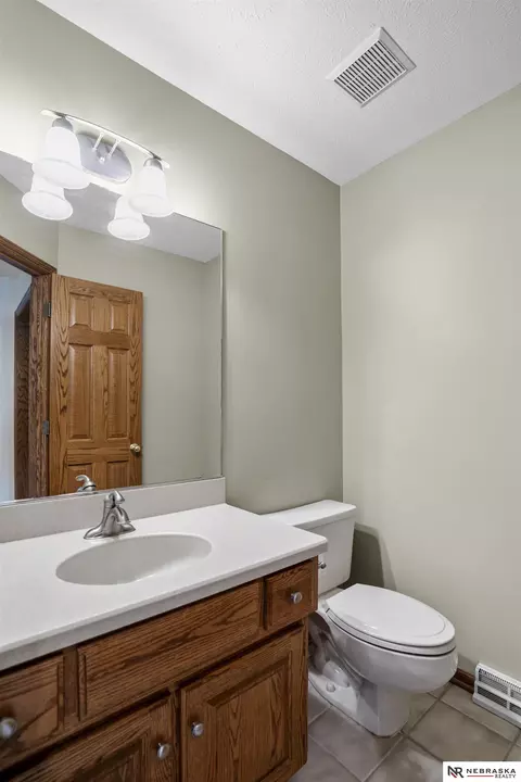 Bath - 12941 Eagle Run Dr, Omaha, NE 68164 photo 1 of 11