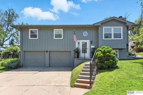 603 Cedardale Rd, Papillion, NE 68046