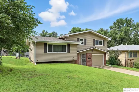9641 Grand Ave, Omaha, NE 68134