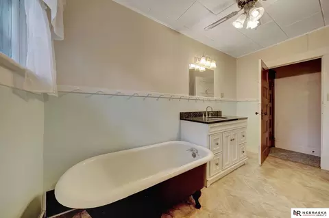 Bath - 823 N 11th St, Beatrice, NE 68310 photo 3 of 7