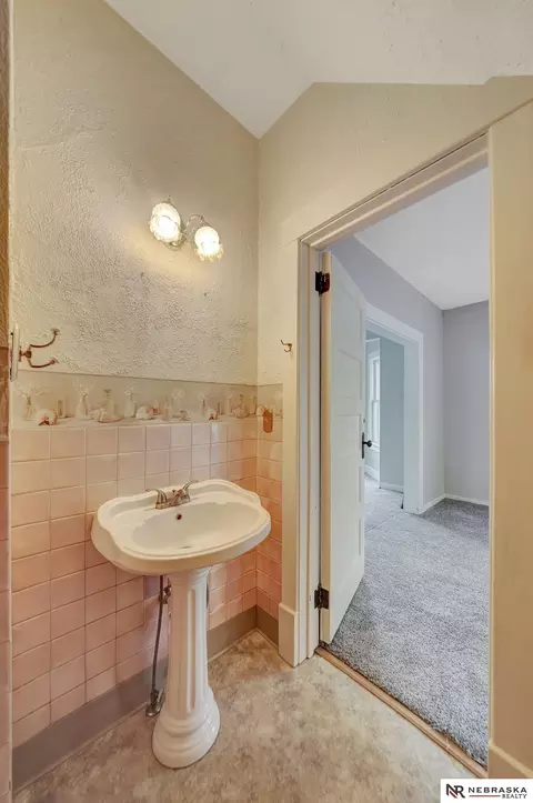 Bath - 823 N 11th St, Beatrice, NE 68310 photo 1 of 7