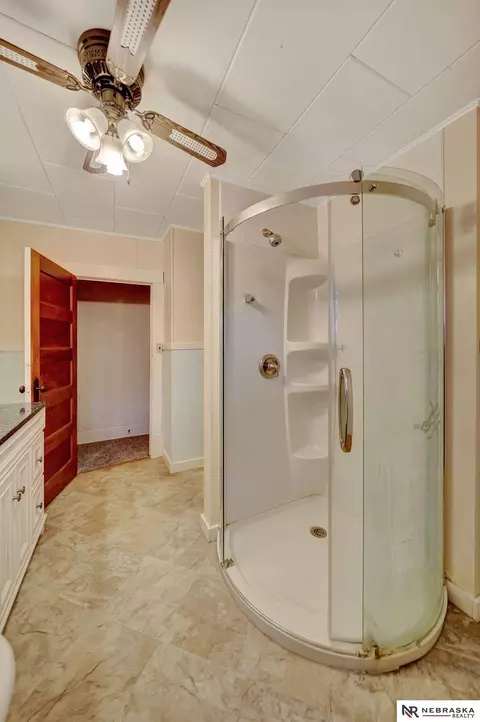 Bath - 823 N 11th St, Beatrice, NE 68310 photo 5 of 7