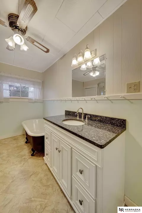 Bath - 823 N 11th St, Beatrice, NE 68310 photo 4 of 7