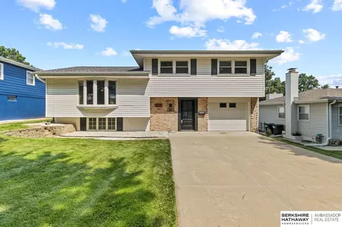 3717 Cornhusker Dr, Omaha, NE 68124