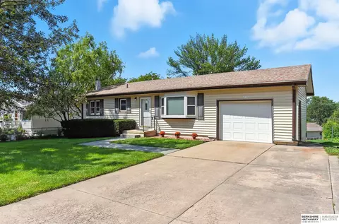 410 Highland Dr, Gretna, NE 68028