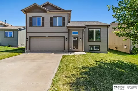 9153 Black St, Omaha, NE 68122