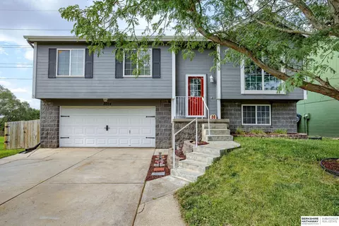 8024 Howell St, Omaha, NE 68122