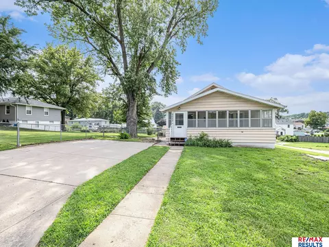 4004 S 39th St, Omaha, NE 68107