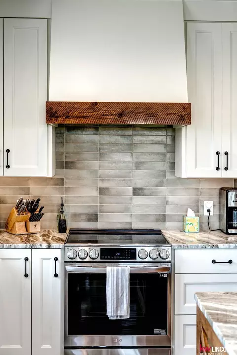 Kitchen - 1015 County Road E Rd, Palmyra, NE 68418 photo 7 of 9