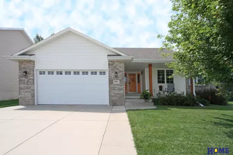 8811 Berg Dr, Lincoln, NE 68505