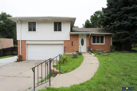 6810 South St, Lincoln, NE 68506
