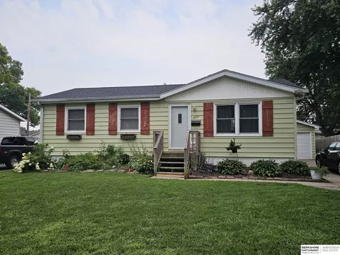 8521 A St, Omaha, NE 68124