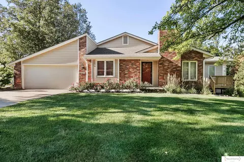8231 Hickory Ln, Lincoln, NE 68510