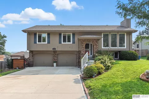 15724 Hascall Cir, Omaha, NE 68130