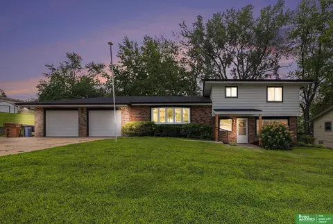4937 Aspen Dr, Omaha, NE 68157