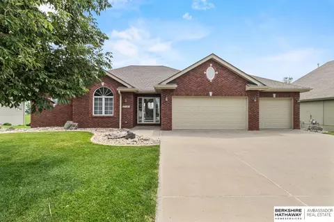 17105 Oakmont Dr, Omaha, NE 68136