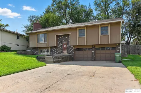 15104 Versaille St, Bellevue, NE 68123