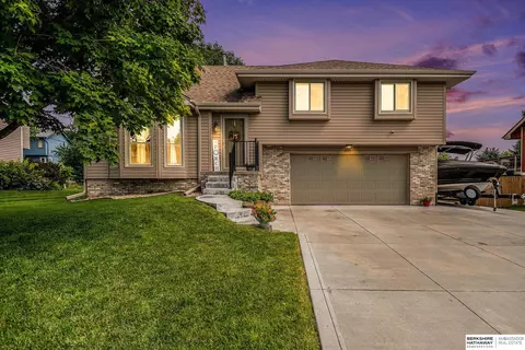 205 Oakwood Dr, Papillion, NE 68133