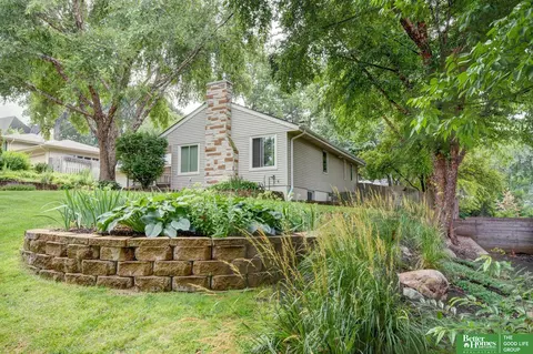10329 Pinehurst Ave, Omaha, NE 68124