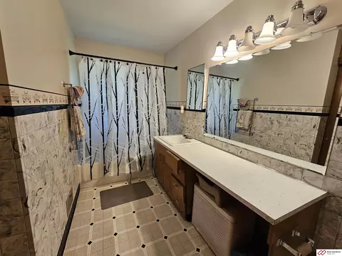 Bath - 1722 Summit St, Beatrice, NE 68310 photo 1 of 2