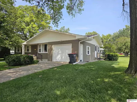 Exterior - 1722 Summit St, Beatrice, NE 68310 photo 1 of 3