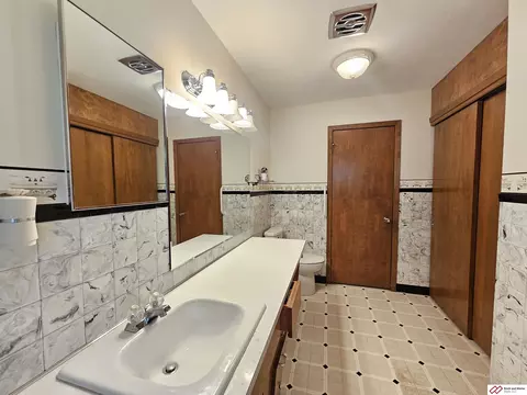 Bath - 1722 Summit St, Beatrice, NE 68310 photo 2 of 2