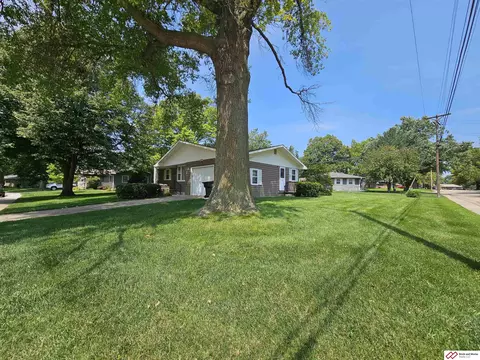Exterior - 1722 Summit St, Beatrice, NE 68310 photo 2 of 3