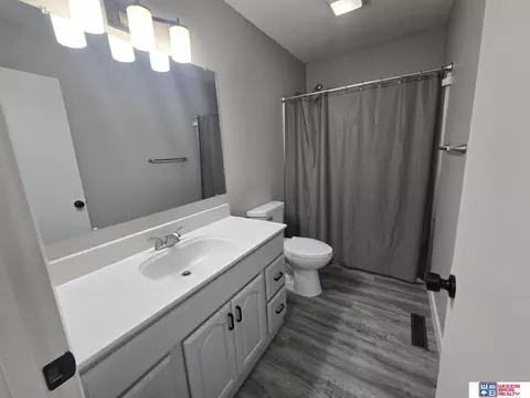 Bath - 1406 N 8th St, Beatrice, NE 68310 photo 1 of 1