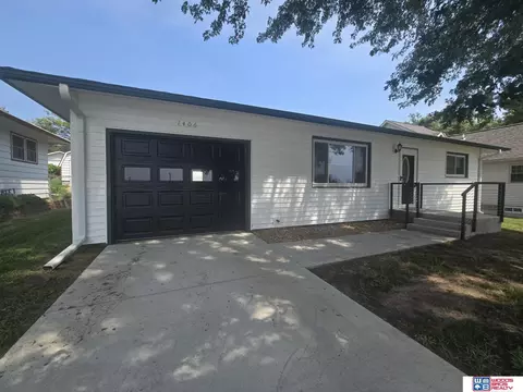 Exterior - 1406 N 8th St, Beatrice, NE 68310 photo 2 of 5