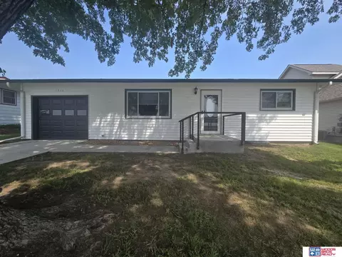 Exterior - 1406 N 8th St, Beatrice, NE 68310 photo 1 of 5