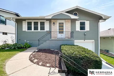 6221 Oak St, Omaha, NE 68106