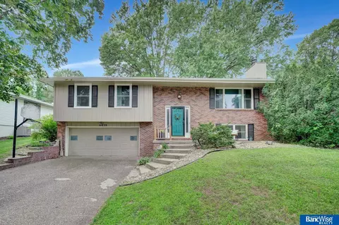 6039 Oakridge Dr, Lincoln, NE 68516