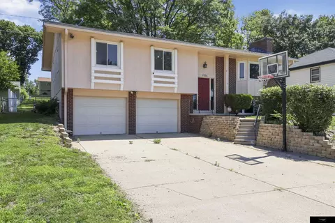 11536 Raleigh Dr, Omaha, NE 68164