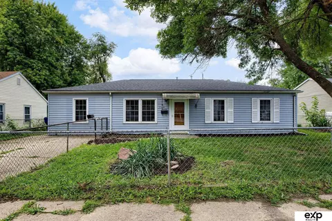 1313 Lindwood Dr, Carter Lake, IA 51510