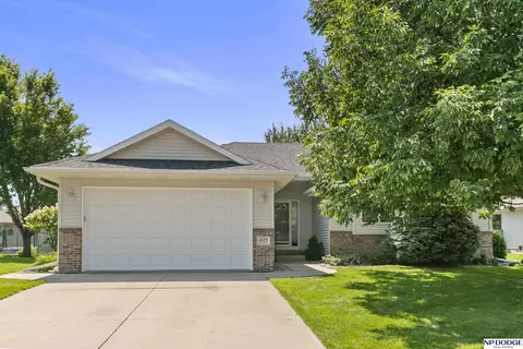 1423 Brewer Dr, Fremont, NE 68025