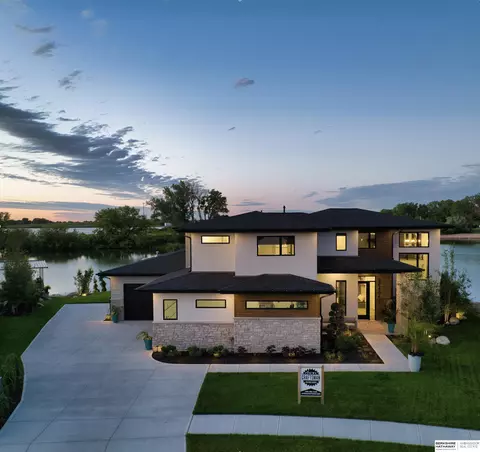 28406 Laurel Cir, Valley, NE 68064