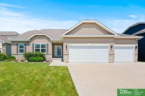 4704 Brook Cir, Papillion, NE 68133