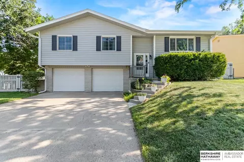 3001 Lynnwood Dr, Bellevue, NE 68123