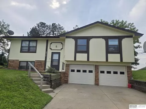 9315 Clubhouse Cir, Plattsmouth, NE 68048