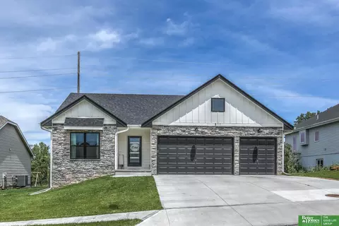 811 Grandview Dr, Louisville, NE 68037